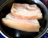 Hình bước làm 1 của món Thịt ba chỉ chiên da giòn