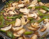 Foto del paso 5 de la receta: Salchichas de pollo con champiñones y pimientos verdes