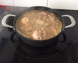 Foto del paso 5 de la receta: Pollo con champiñones en salsa de vino