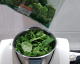 Foto del paso 3 de la receta: Espinacas con jamón, ajo, pasas y huevo cocido Thermomix