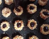 Foto langkah ke 4 dari resep Choconut Thumbprint Cookies.