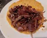 Foto del paso 8 de la receta: Arepa🥯rellena de pollo🫕y salchichón teriyaky con ensalada fresca🥙🧆🌯