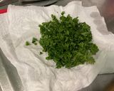 Une image de l'étape 4 de Salade composée de tomates et persil à la mozzarella di buffala et crème de balsamique.