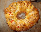 Sajtos-tojásos-baconös tésztakoszorú recept fázis 21 fotója