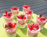 Une image de l'étape 2 de Verrines fraises pistache.