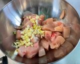 Une image de l'étape 4 de Poulet mariné aux carottes, champignons, épices et coriandre.