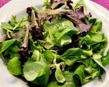 Foto del paso 1 de la receta Ensalada de brotes con rulo de cabra, miel y aguacate