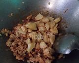 Foto langkah ke 3 dari resep Tumis Kentang Ayam Cincang.
