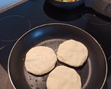 Foto del paso 4 de la receta: Arepa rellena de pollo y frijoles