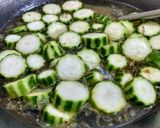 Foto langkah ke 5 dari resep Sayur bening oyong bumbu iris simple.