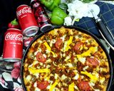عکس مرحله 1 از دستور پیتزا با تاپینگ گوشت و سوسیس با خمیر فوری ۱۰ دقیقه ای solmaz