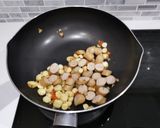 รูปขั้นตอนการทำที่ 3 ของ ข้าวผัดไส้กรอกอกไก่ซอสมะขาม