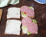 Foto del paso 2 de la receta: Sándwich de fiambre con tomate, lechuga y mayonesa