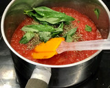 Foto del paso 3 de la receta: Batch cooking: tallarines con salsa casera de tomate, bolognesa con aceitunas y albahaca fresca