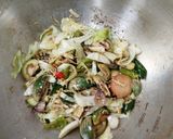 Foto langkah ke 2 dari resep Tumis Teri Terong Kol.