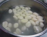 Foto del paso 2 de la receta: Ñoquis con bacón en salsa de tomate con vino dorado a la albahaca