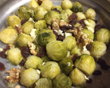 Foto del paso 2 de la receta: Coles de Bruselas con pasas y frutos secos/vegana