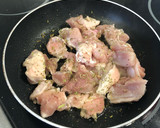Foto del paso 1 de la receta: Pollo y manzana