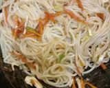 A picture of step 8 of Hakka Noodles with Chicken Swirls.