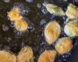 A picture of step 2 of Crispy basil pakora.