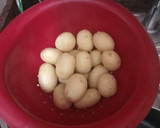 Foto del paso 4 de la receta: Muslos de pollo asados en freidora de aire con papas arrugas y mojo de pimiento