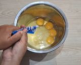 Foto langkah ke 3 dari resep Bolu karamel/bolu sarang semut 4 telur.