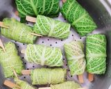 Hình bước làm 3 của món Bắp Cải Cuộn Thịt Sốt Dầu Hào