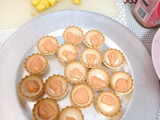 Tartaletas con langostinos, piña y salsa cocktail