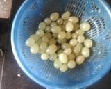 A picture of step 1 of Green grapes juice.