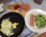Foto langkah ke 2 dari resep Tumis Brokoli Sosis.