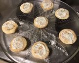 Une image de l'étape 2 de Brochettes de minis blinis au saumon fumé concombre et crème à l aneth.