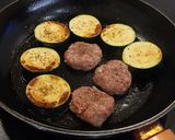 Foto del paso 3 de la receta: Hamburguesitas de Cerdo con Calabacín a la Plancha