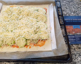 Foto del paso 7 de la receta: Pizza de hojaldre con aguacate, calabacín y salmón ahumado