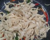 Foto langkah ke 1 dari resep Cah Jamur Pedas Manis.