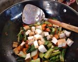 Foto langkah ke 5 dari resep Tumis sawi daging, wortel, buncis dan tahu.