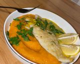 Une image de l'étape 6 de Merlu 🐟 & sauce curcuma-citron 🍋 avec une purée de carottes 🥕.