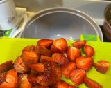 Foto langkah ke 2 dari resep Korean Strawberry Milk ala Mama Asi / yLoVeA.