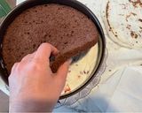Foto del passaggio 9 della ricetta Torta mousse con cioccolato, panna e fragole