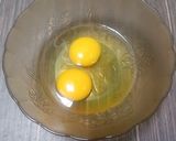 Foto langkah ke 1 dari resep Telur Dadar Tipis (Pelengkap Nasi Kuning/Uduk).