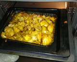 Foto del paso 7 de la receta: Pollo al horno con cebollas, bajo en grasas