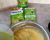 Foto langkah ke 4 dari resep Puding Kukus Matcha Tabur Kismis.
