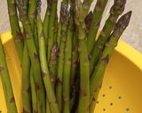 Foto del passaggio 1 della ricetta Uova ripiene agli #asparagi