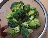 Foto del paso 1 de la receta: Brócoli al vapor sin vaporera by Andrea 🥰 + tronquitos de brócoli al gomasio 🥦 1 planta, 2 recetas