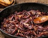 Foto del passaggio 1 della ricetta Uova sfiziose in padella con cipolla caramellata e crostini