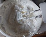 Foto langkah ke 2 dari resep Bolu Kukus Semangka.