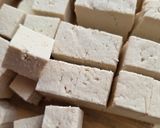 Foto del paso 1 de la receta: Tofu orgánico a las especias y hierbas aromáticas que gustes 🫕 sabroso, fácil, práctico y económico