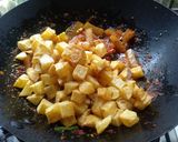Foto langkah ke 4 dari resep Oseng Kikil Kentang Pedas.