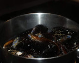 Foto del paso 1 de la receta: Mejillones gratinados sobre velouté de cava