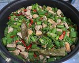 Foto langkah ke 5 dari resep Tahu tumis bunga bawang.