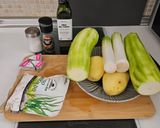 Foto del paso 1 de la receta: Puré calabacín y puerros en olla Gm
